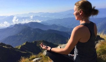 Yoga-Retreat-Himalyas-Uttrakhand-Chopta-Chandrashila-Girl-Meditating